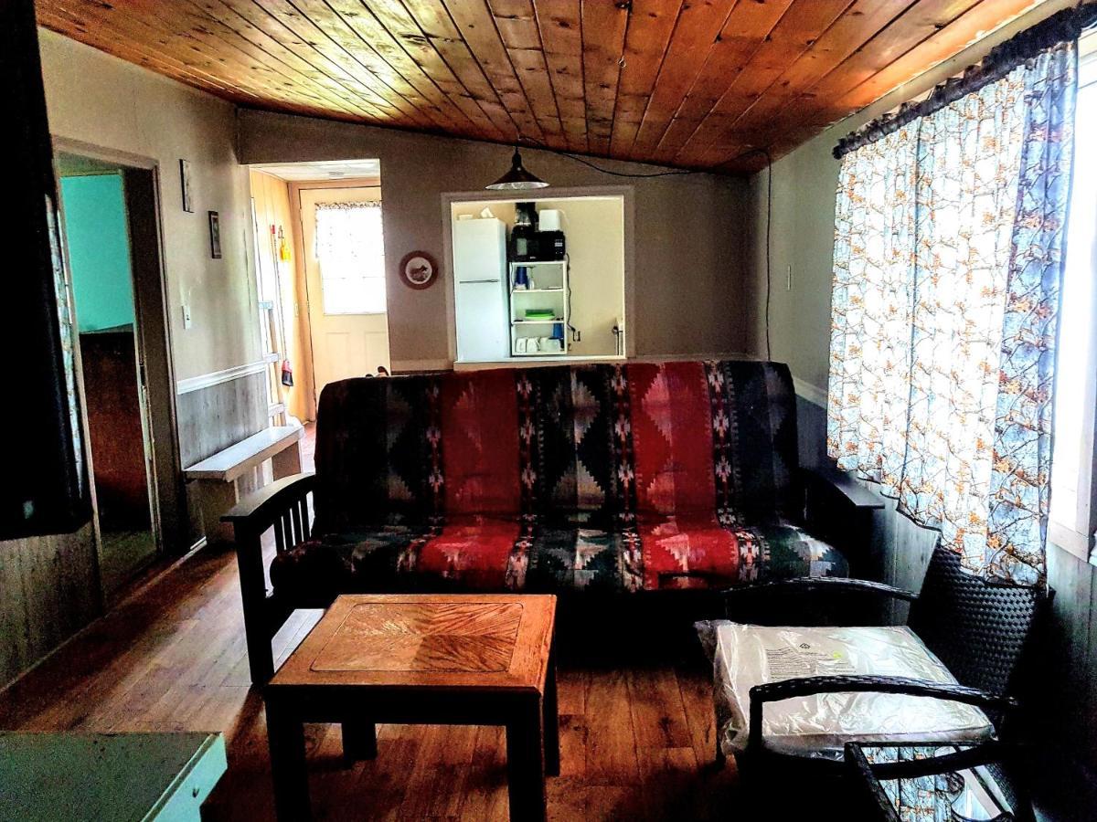 Marble Lake Lodge Cloyne 외부 사진