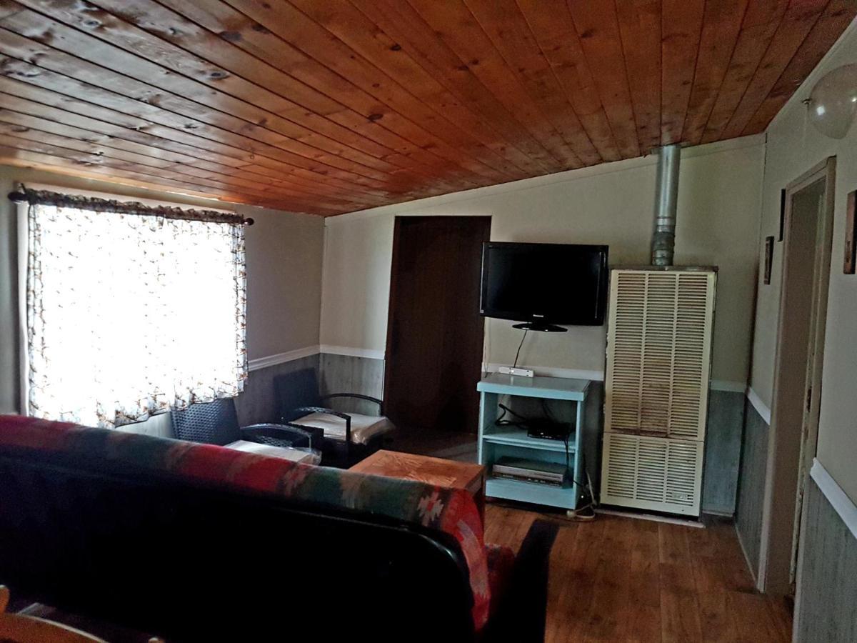 Marble Lake Lodge Cloyne 외부 사진